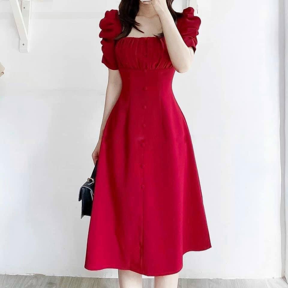 ĐẦM XOÈ CỔ VUÔNG TAY PHỒNG XẾP LI NÚT BỌC