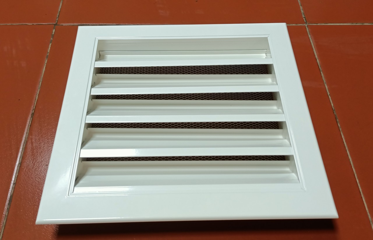 Tấm chắn gió louver 350x350 kèm lưới chắn côn trùng lắp thông gió ngoài trời tránh hắt mưa