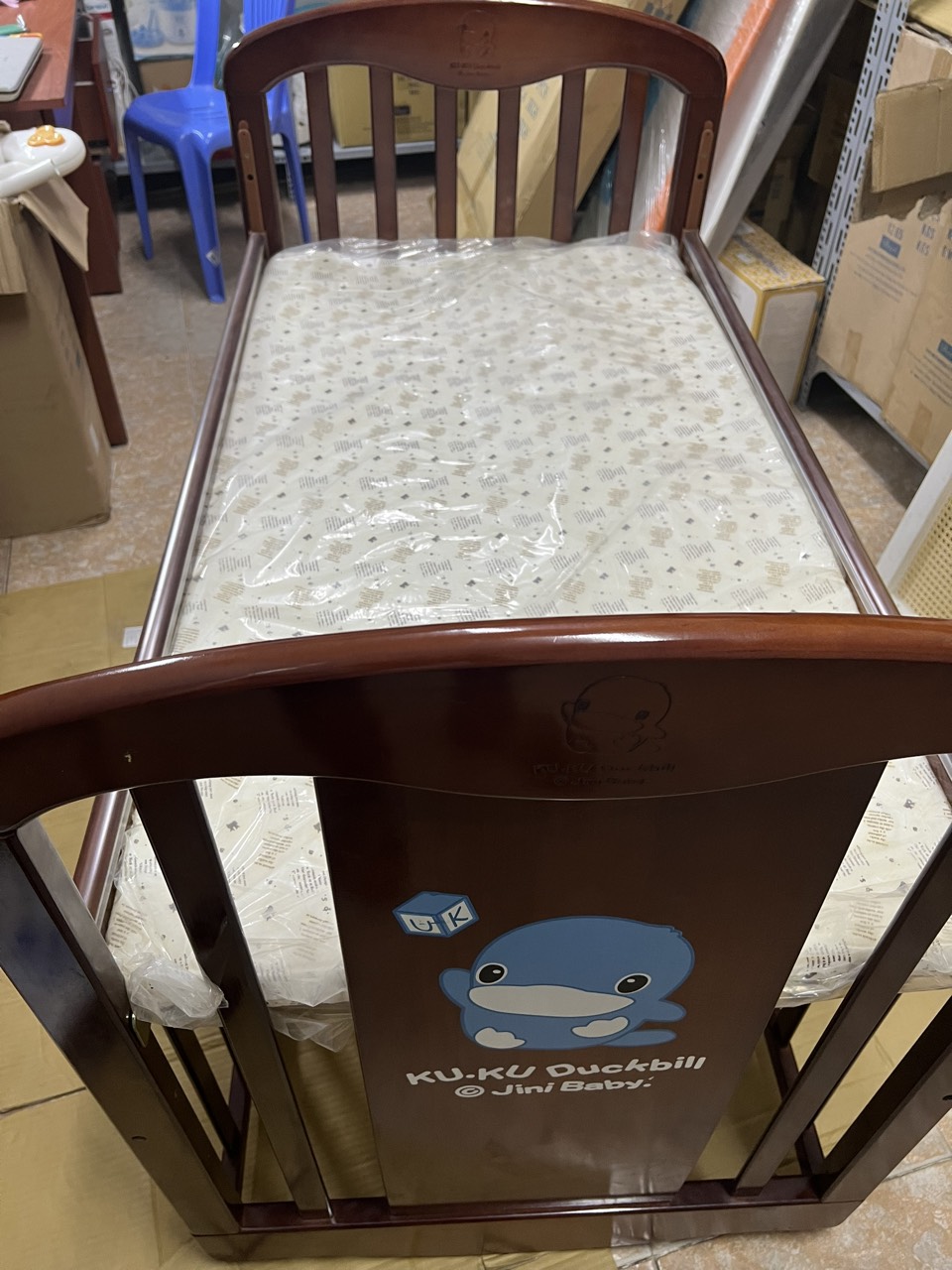 GIƯỜNG CŨI BẰNG GỖ CHO BÉ CÓ BÁNH XE KU6023 - KUKUDUCKBILL ( KÈM NỆM )