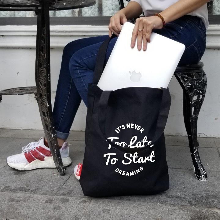 Túi tote vải canvas đen phong cách Hàn quốc, có khóa miệng tiện dụng Never Late To Start
