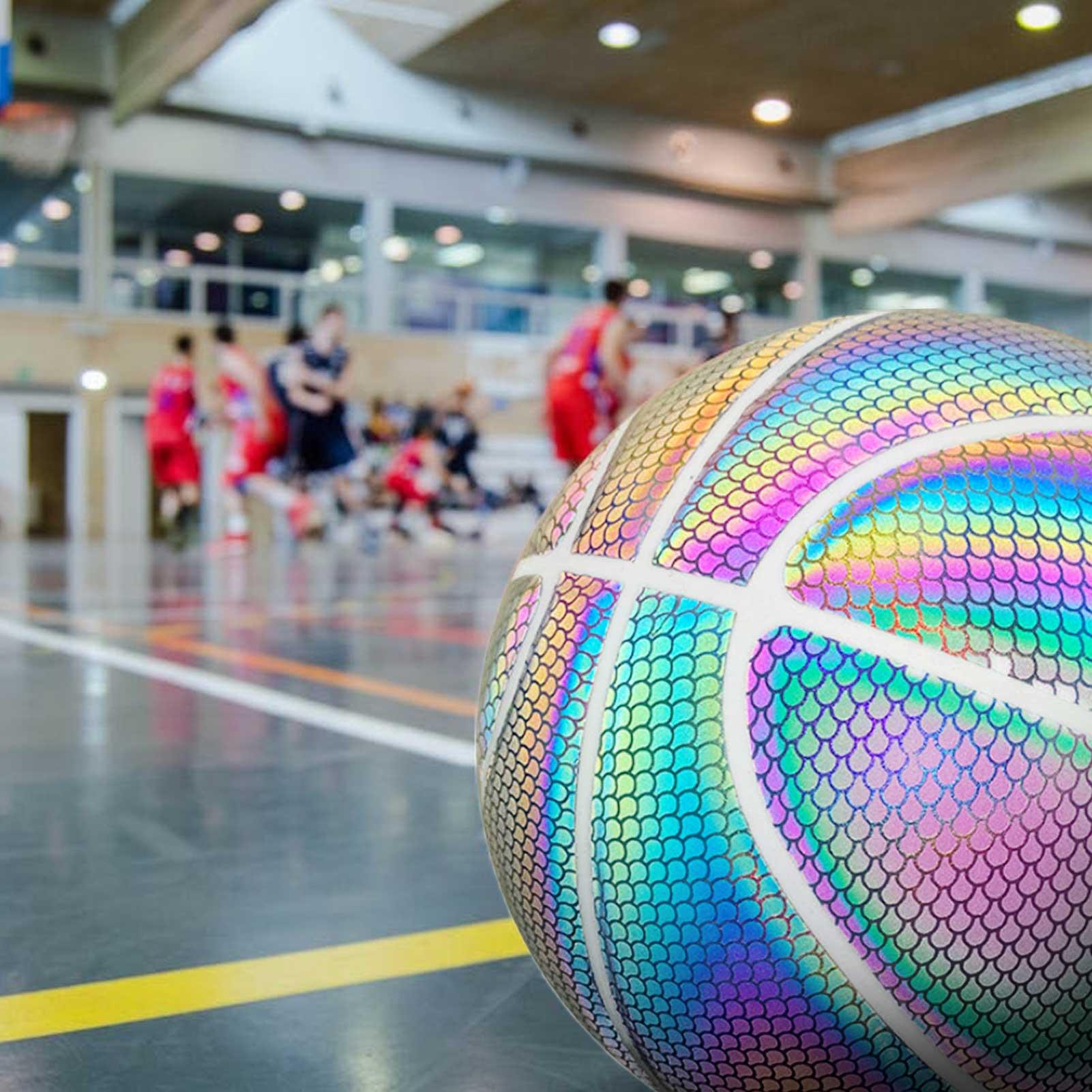 Bóng rổ phản chiếu phát sáng lạ mắt, đầy màu sắc cho người lớn