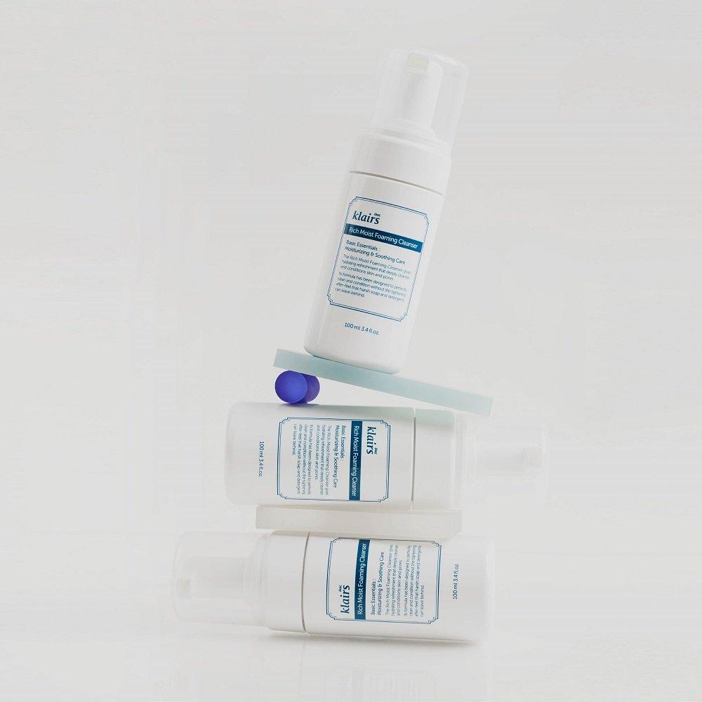 Sữa Rửa Mặt Làm Sạch Và Dưỡng Ẩm Cho Mọi Loại Da Rich Moist Foaming 100ml