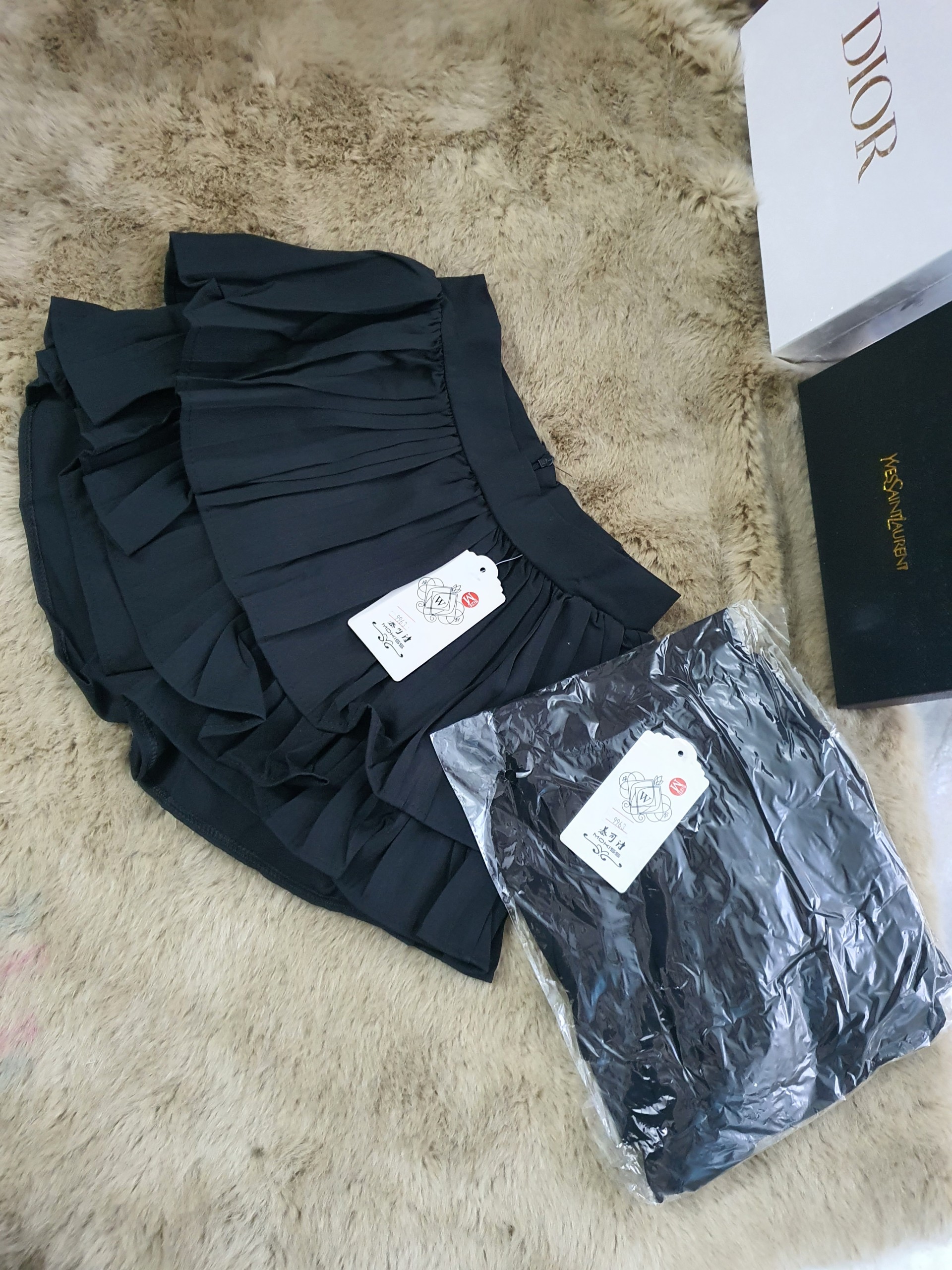 Váy ngắn xòe xếp ly màu đen