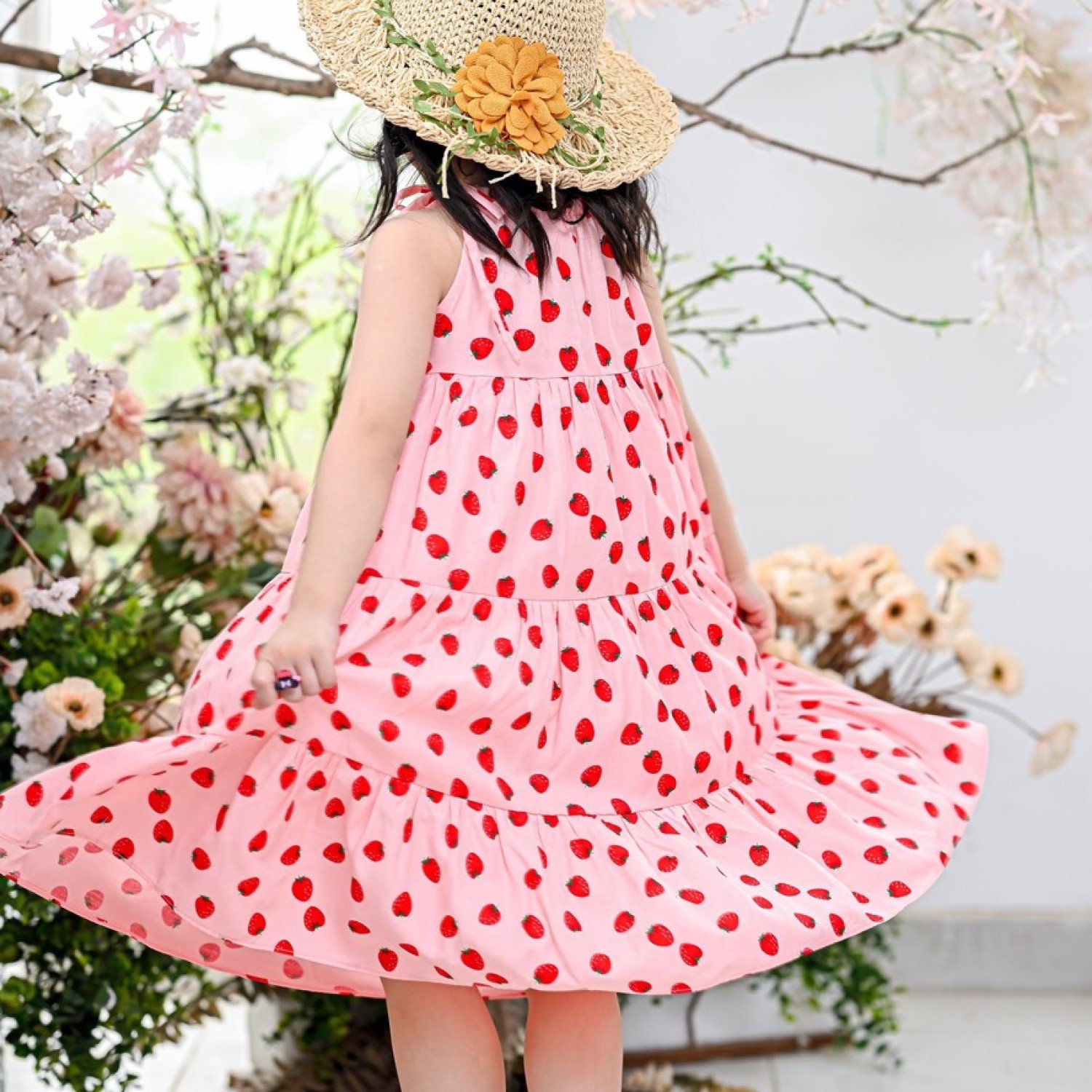 G00000710 Đầm váy dâu tây maxi cho bé giá từ 1 tuổi, Chất vải đũi lạnh, mềm mịn.