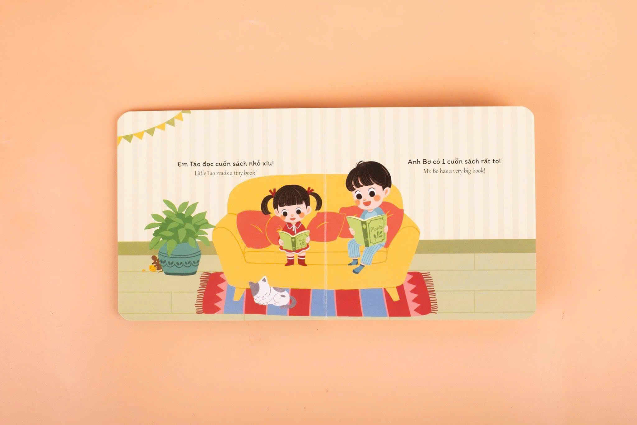 Combo Sách Song Ngữ BÉ HỌC GIAO TIẾP 2 - Từ Vựng Đối Lập (To - Nhỏ, Giống - Khác, Ít - Nhiều , Trên - Dưới), Sách Bồi Cứng Phát Triển Ngôn Ngữ Cho Bé