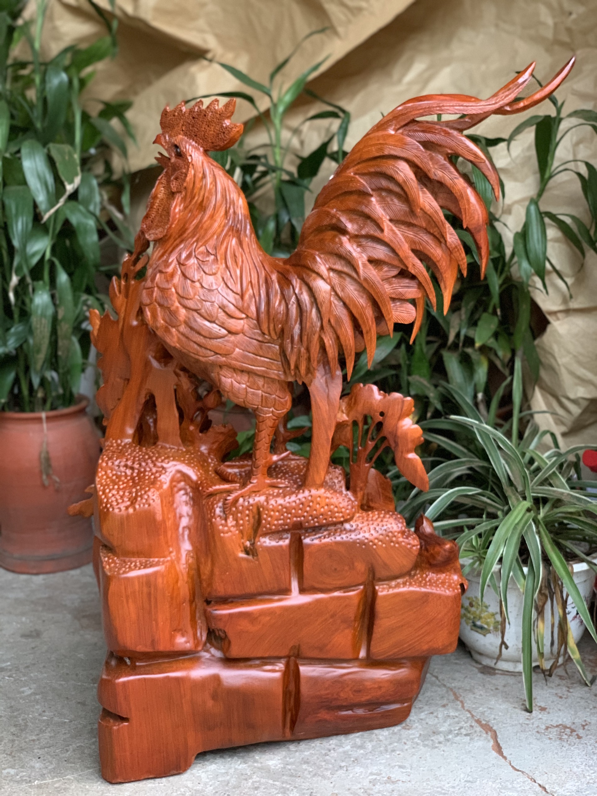 Tượng  gia đình gà phong thủy bằng gỗ hương ta kt cao 82×50×38cm