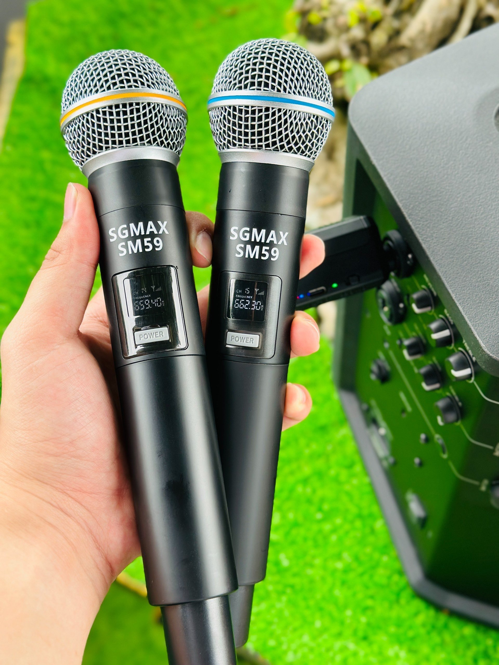 SGMax SM59- Micro Karaoke Không Dây Chính Hãng Chống Hù Rè Tốt Hỗ Trợ Nâng Giọng Hát Khi Hát Sạc Pin Trực Tiếp Trên Micro Bắt Sóng Xa Đến 15m hàng chính hãng