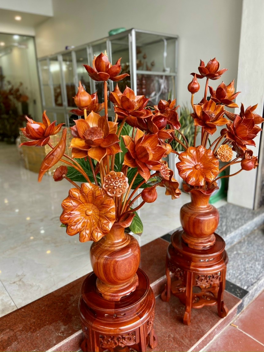 2 bình hoa sen 21 hoa lá cành , trang trí phòng khách ,phòng thờ bằng gỗ hương đỏ đẹp long lanh ,
