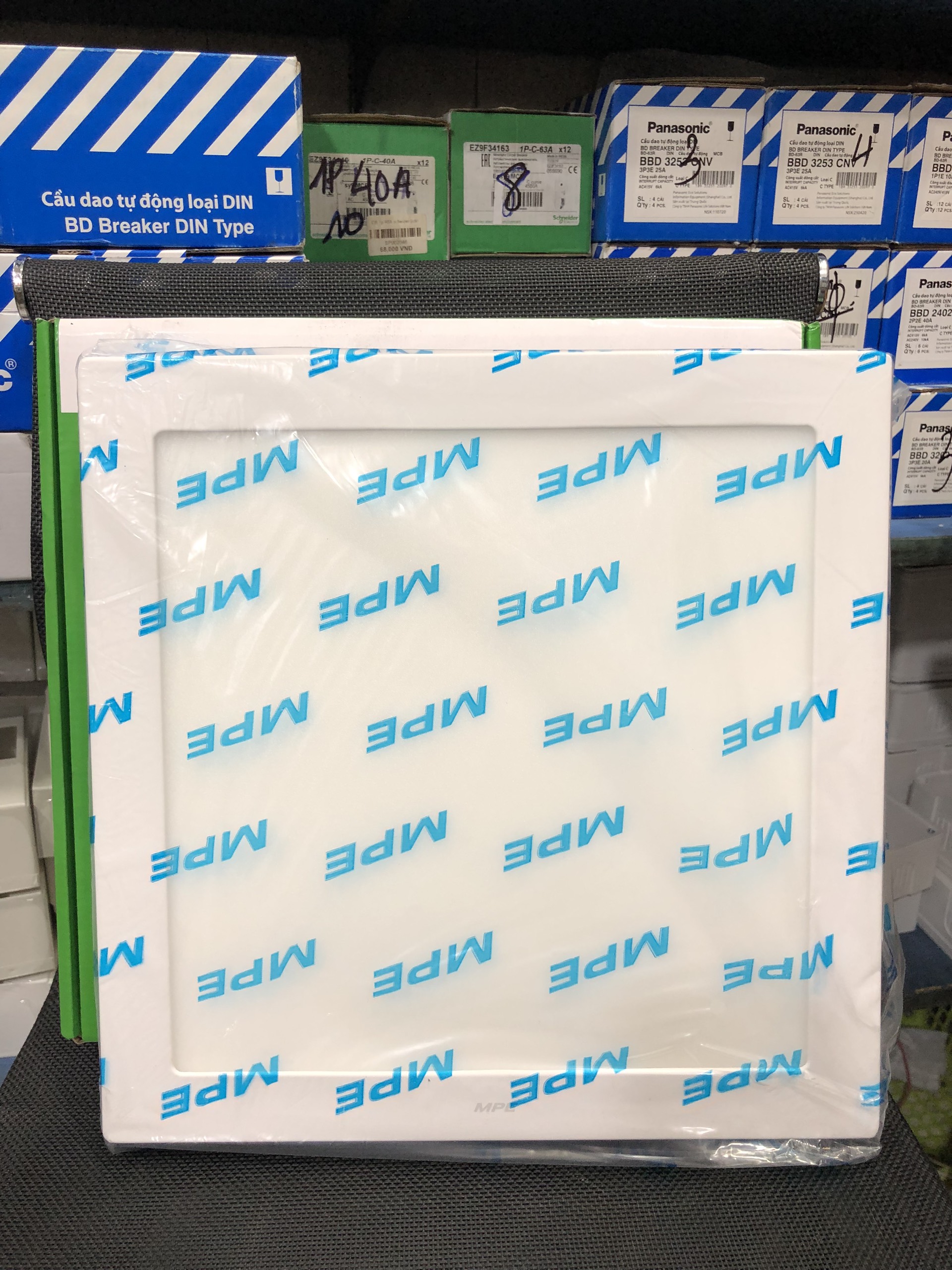 Đèn led panel ốp trần nổi vuông công suất 24W MPE (2 loại ánh sáng trắng-vàng)