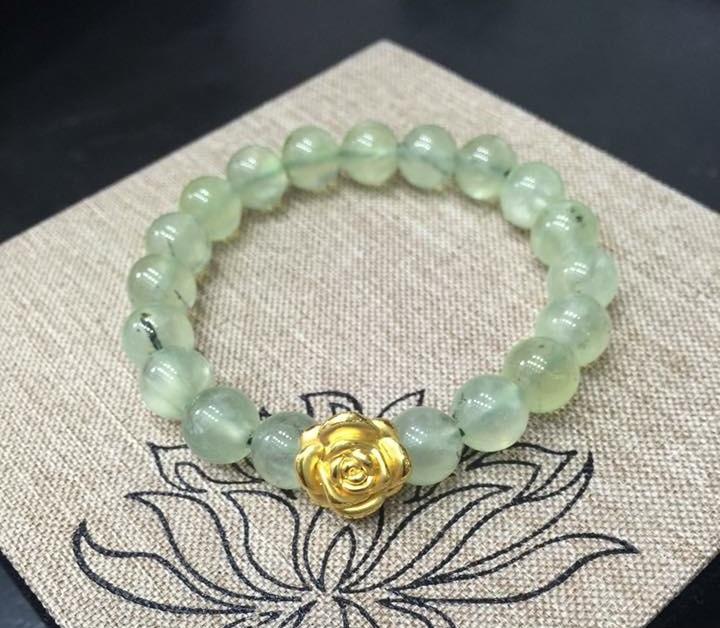 Vòng tay phong thủy đá Prehnite 10 ly mix Charm Hoa Hồng Bạc Mạ Vàng 24K
