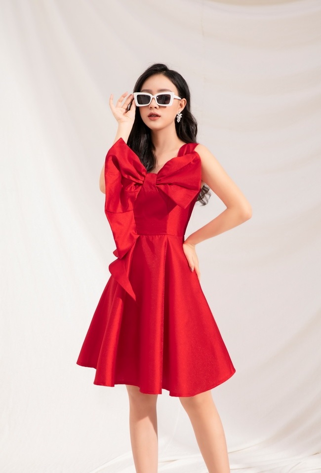 ĐẦM XÒE MỘT VAI DÚN NƠ LỚN TRƯỚC NGỰC