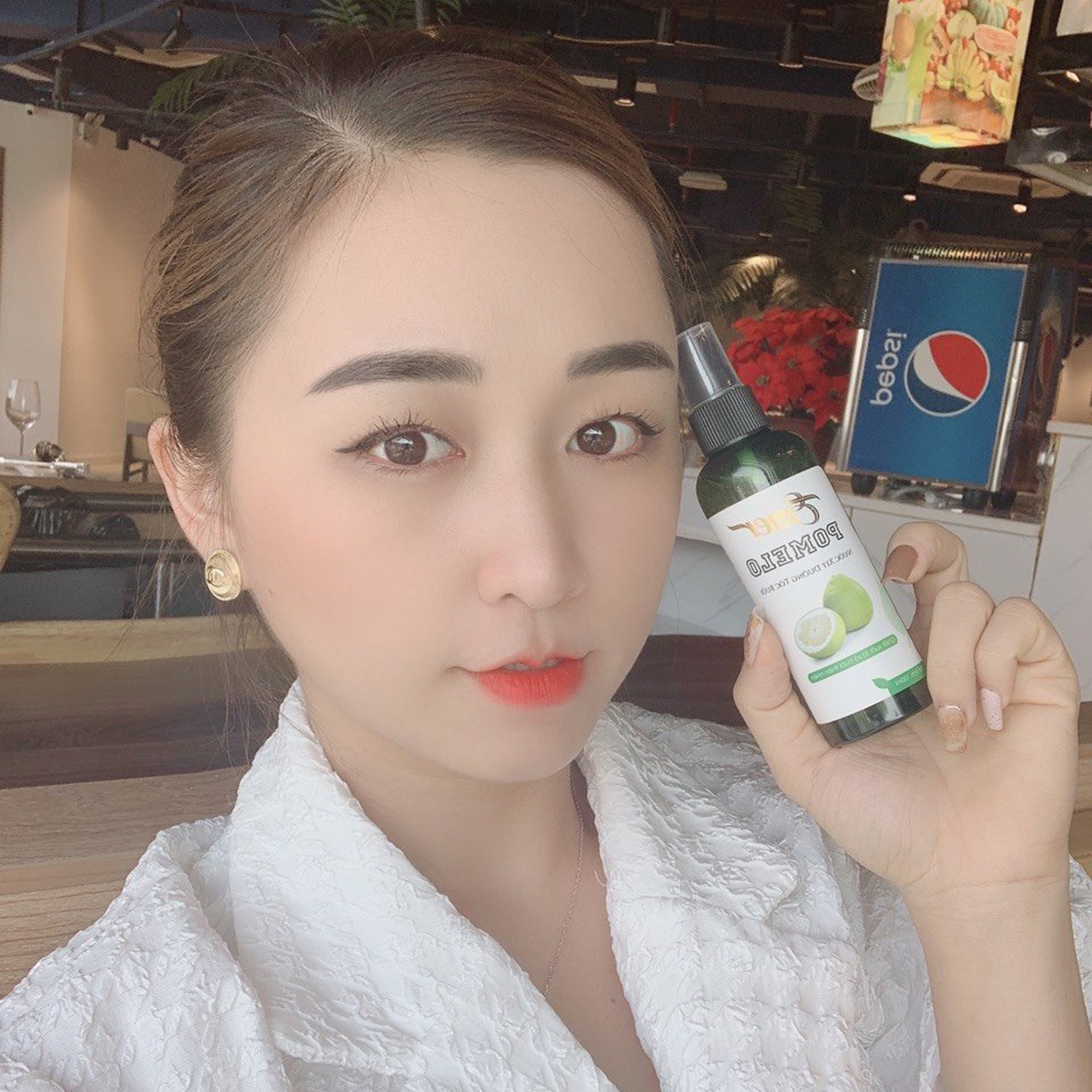 [LIỆU TRÌNH GIẢM RỤNG TÓC,KÍCH MỌC TÓC] 1 chai Dầu gội bưởi Pomelo 300ml + 2 chai xịt tinh dầu bưởi Pomelo (100ml x 2) nuôi dưỡng tóc từ gốc đến ngọn cho mái tóc suôn mượt  và bồng bềnh hơn