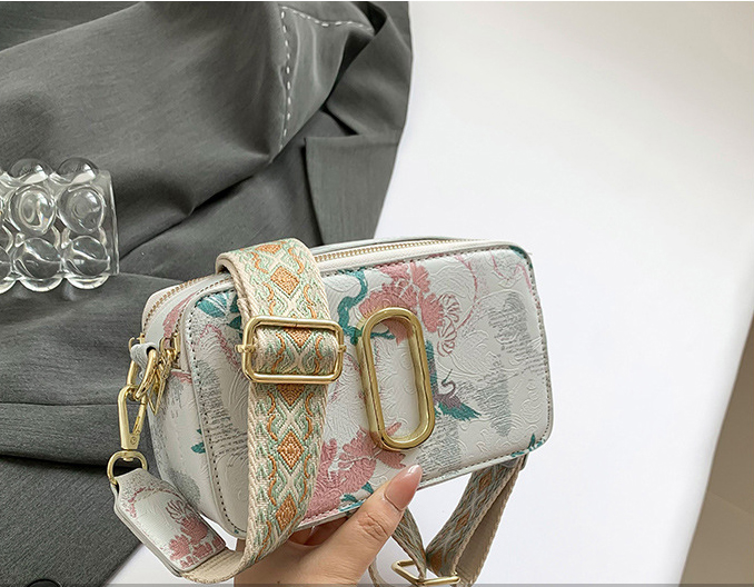 Túi đeo chéo nữ phong cách dễ thương – BEE GEE DCNU1091