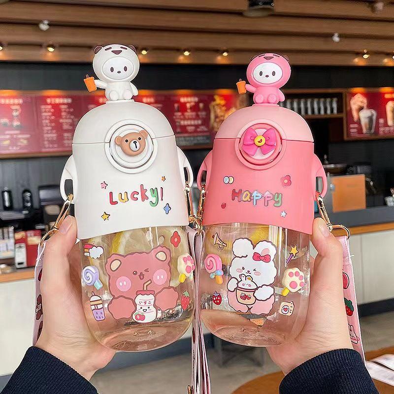 BÌNH ĐỰNG NƯỚC , SỮA NGỘ NGHĨNH KÈM DÂY ĐEO TIỆN LƠI CÓ TẶNG KÈM STICKER 600ML