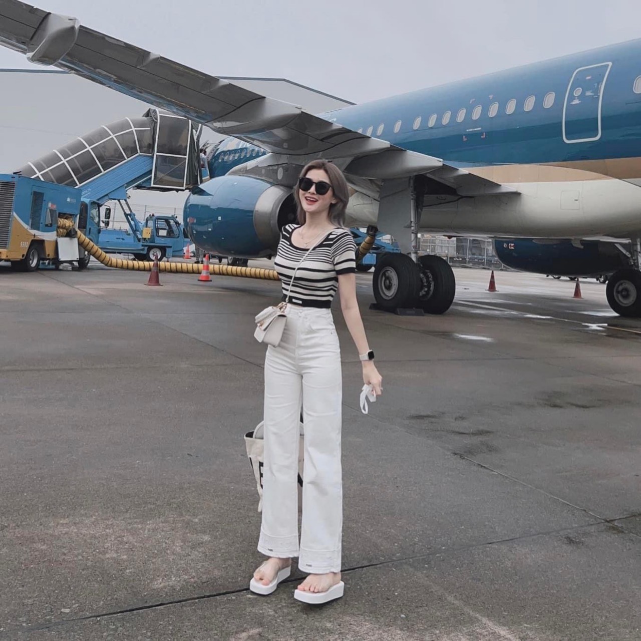 Quần jean trắng, quần bò ống suông nữ màu trắng ulzzang lưng cao viền lai thêu chữ D-I-0-R 2 ống thời trang