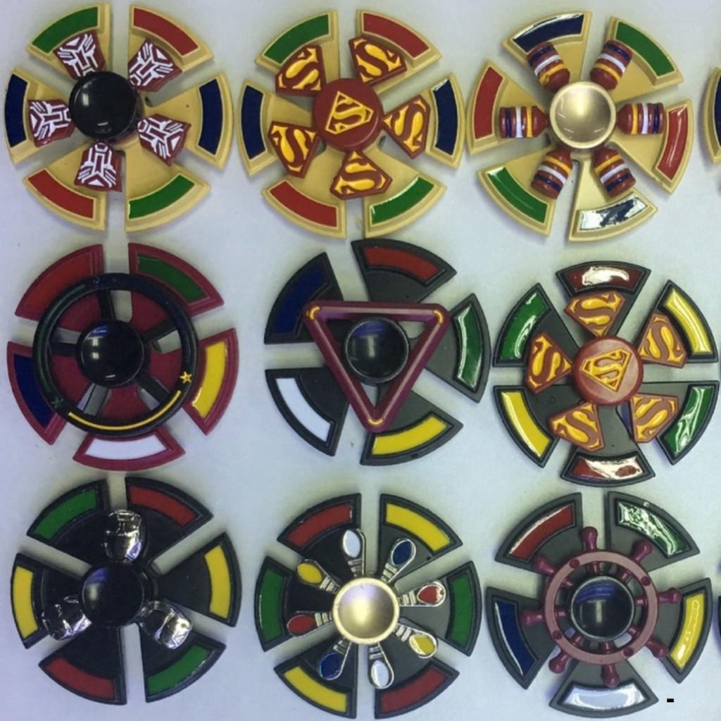 SPINNER CON QUAY ĐẦU LÂU NGƯỜI NHỆN NGƯỜI DƠI 2 TẦNG 2 TRONG 1 QUAY ĐƯỢC NHIỀU KIỂU Nhiều Màu Sắc Kim loại
