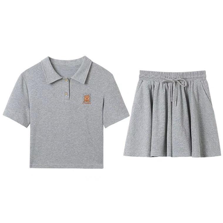 Bộ Áo Thun Cổ Polo Logo Ngực Kèm Quần Giả Váy Dáng Xòe