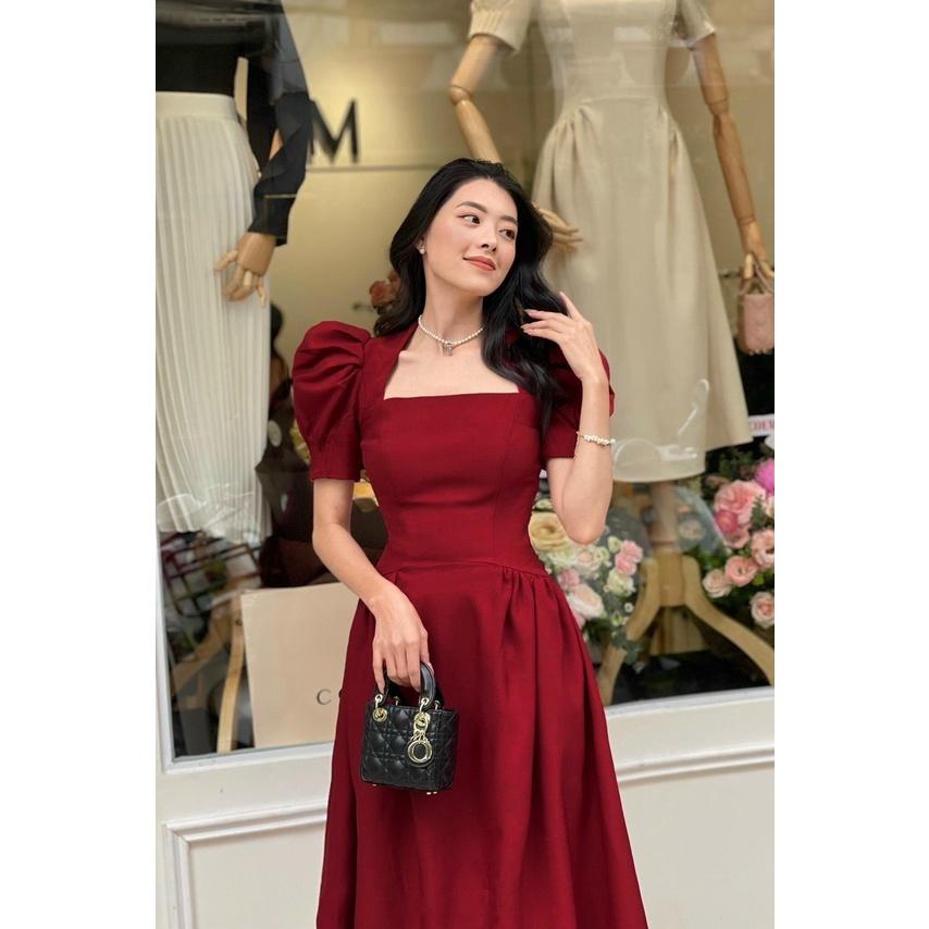 Đầm Xòe Tay Phồng Nhún Eo kiểu dáng đơn giản với điểm nhấn ở tay phồng và cổ tứ giác cách điệu,màu sắc đỏ đô tôn da. Đầm thích hợp cho chị em đi làm công sở,đi chơi,đi tiệc nhé.