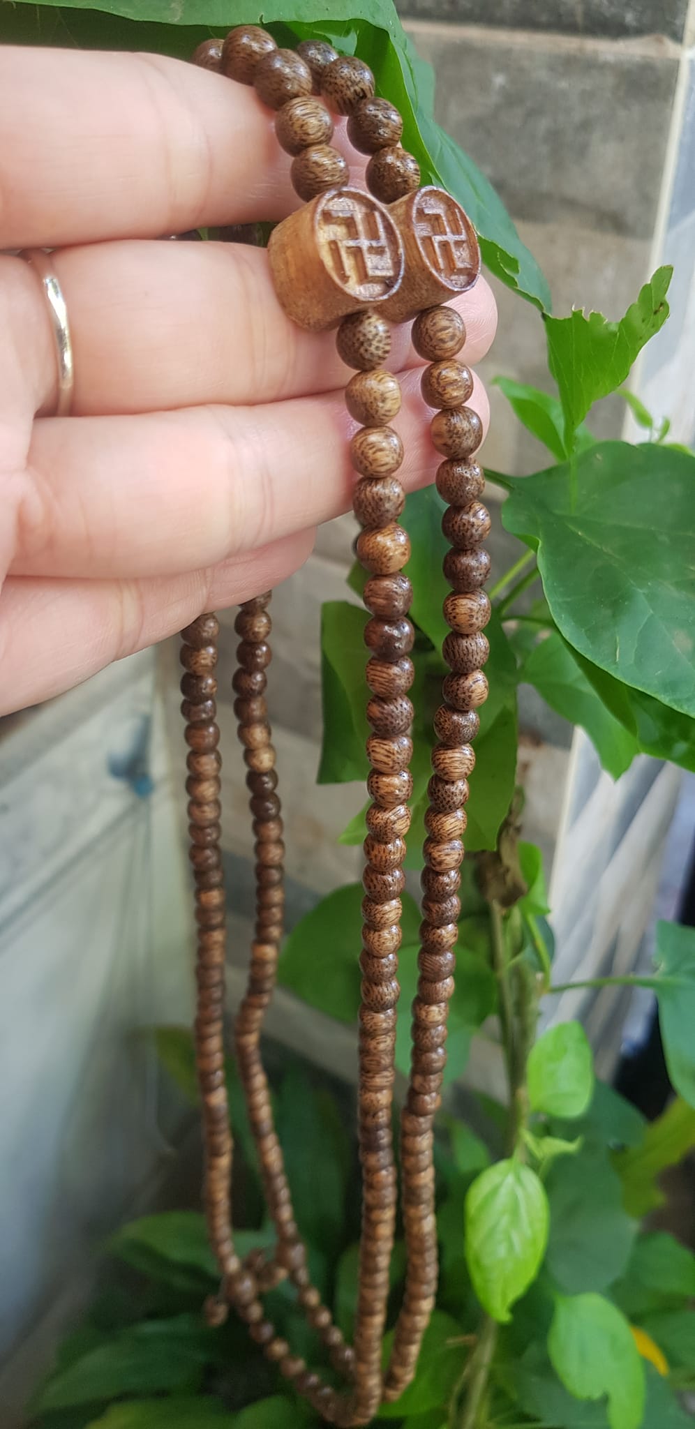 Vòng tay nữ gỗ trầm charm phối chữ Vạn kiểu đeo quấn tay 4 vòng Size hạt 6mm thơm nhẹ đeo tay Ý nghĩa Vạn sự như ý may mắn rất đẹp ạ