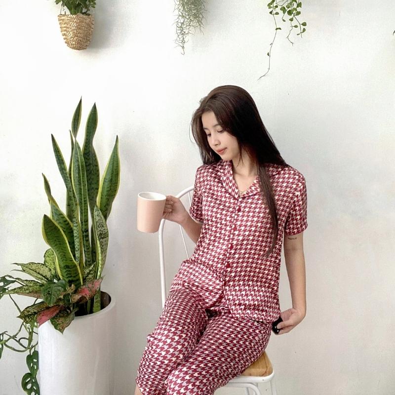 Bộ đồ Pyjama nữ, đồ mặc nhà lụa VILADY - B141 kiểu tay cộc quần dài họa tiết Ziczac chất liệu lụa Pháp (lụa latin) - Màu đỏ