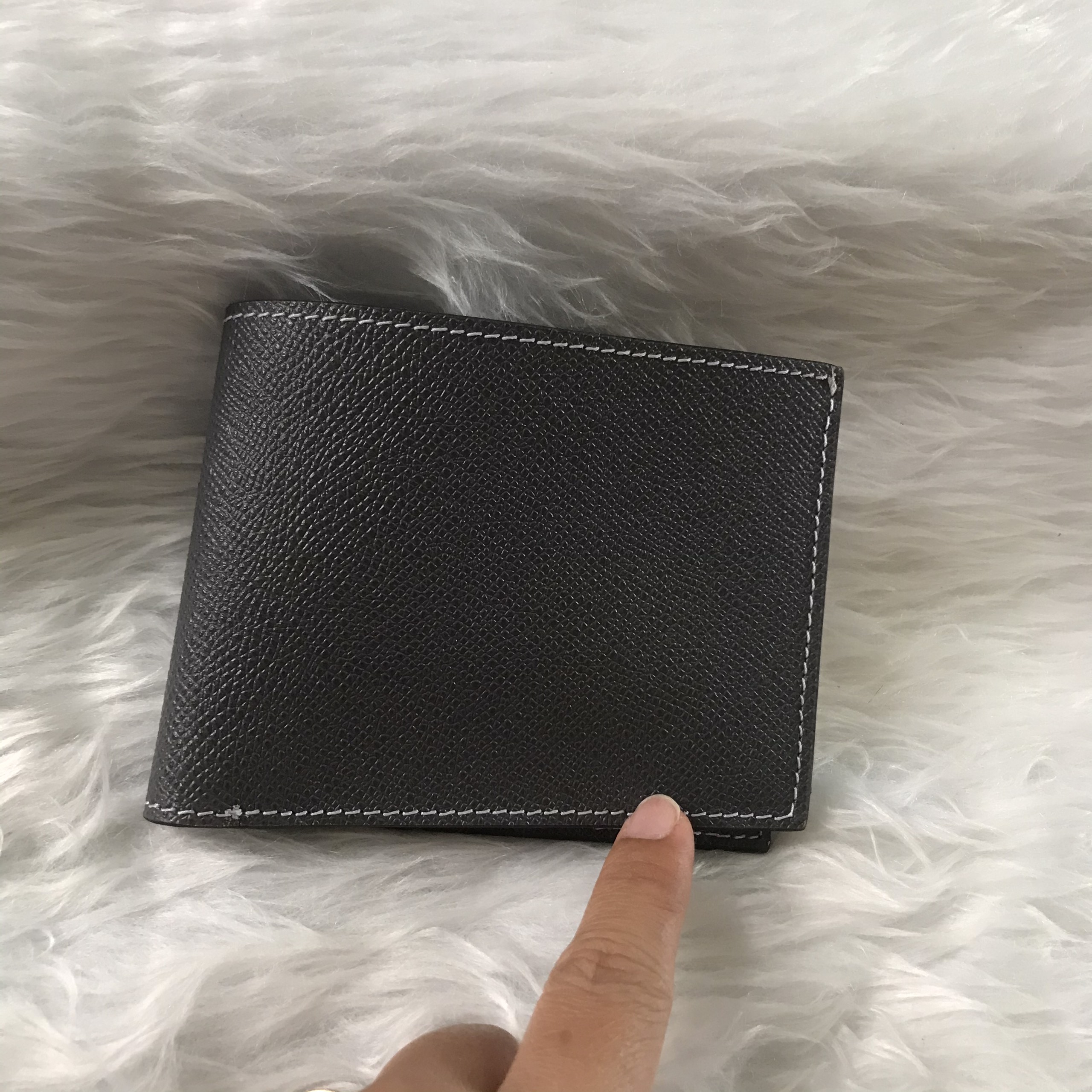 VÍ DA BÒ MÀU XÁM TÔNG ĐẬM MAY CHỈ NỔI MÀU TRẮNG