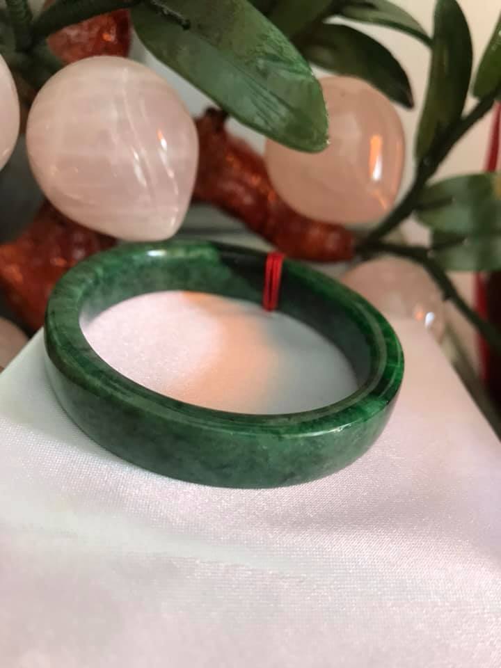 VÒNG TAY ĐÁ CẨM THẠCH TỰ NHIÊN BẢN VUÔNG XANH ĐẬM 50MM RẤT SANG ĐẸP SIZE VÒNG 50MM BẢN CAO 10,5mm X DẦY 6mm MÀU XANH BÔNG ĐẬM BÓNG ĐẸP LẮM NỮ 45kg - 52kg ĐEO Ạ