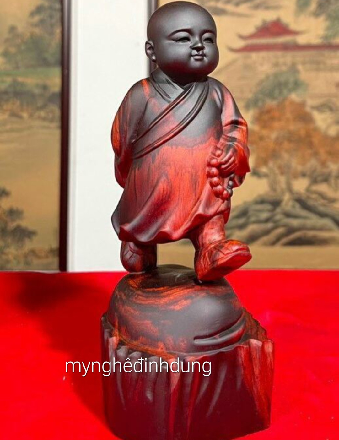 Tượng chú tiểu thong dong bằng gỗ trắc đỏ đến kt cao 20cm