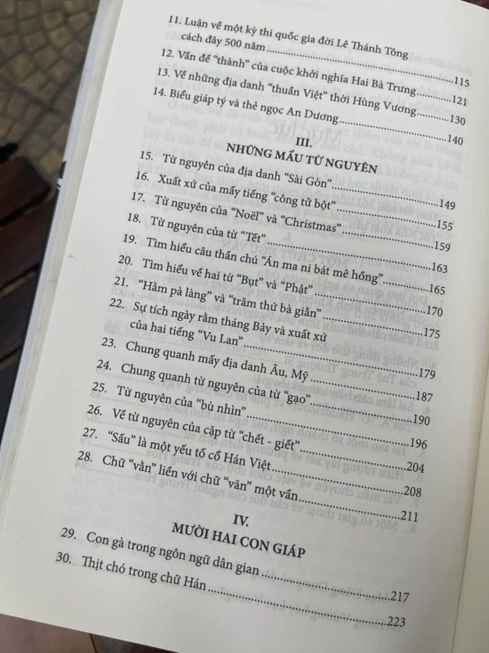 (Bìa cứng) NHỮNG TIẾNG TRỐNG QUA CỬA CÁC NHÀ SẤM – Huệ Thiên – An Chi– NXB Tổng hợp Hồ Chí Minh