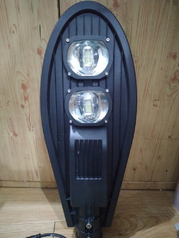 Led 100w năng lượng mặt trời cho sân vườn