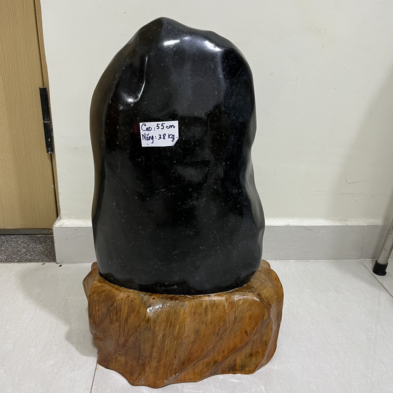 Cây đá tự nhiên màu đen bóng cao 55 nặng 38 kg cả chân đế đá của Việt Nam cho người mệnh Mộc và Thủy