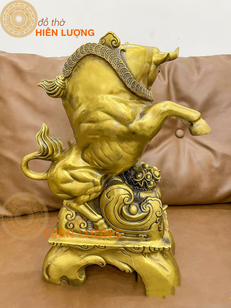 Tượng Trâu Húc Ngậm Xâu Tiền Đứng Bệ Vàng Bằng Đồng Thau Kích Thước 23x13x37cm, Nặng 6kg - Linh Vật Phong Thủy
