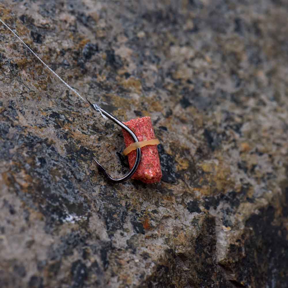 Mồi câu nhân tạo màu đỏ có mùi thu hút cá