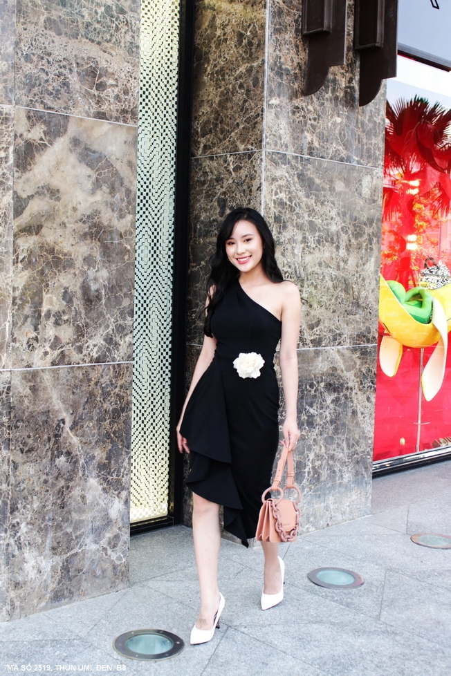 Đầm ôm vai xéo kèm hoa xinh xắn MS 2519