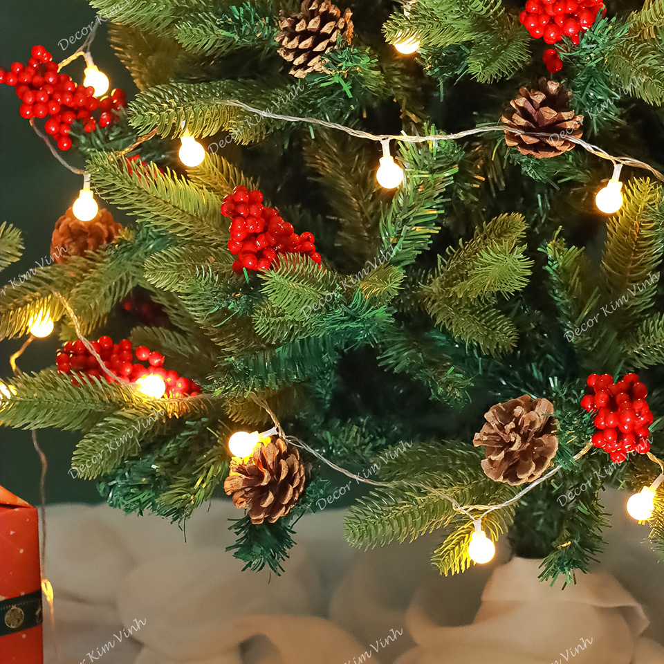 Cây Thông Lá PE Cao 90cm Trang Trí gắn Trái Đỏ C8 Trang Trí Noel