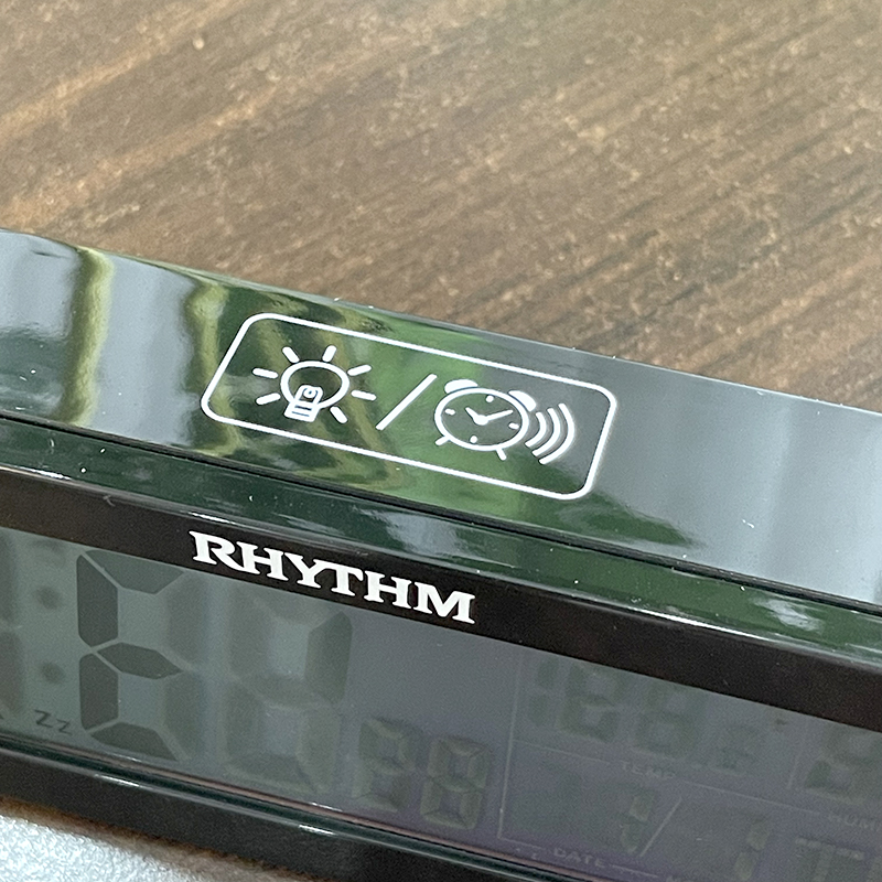 Đồng hồ Rhythm LCT107NR02 – KT 14.8 x 5.7 x 4.7cm / 132g. Vỏ nhựa. Dùng Pin