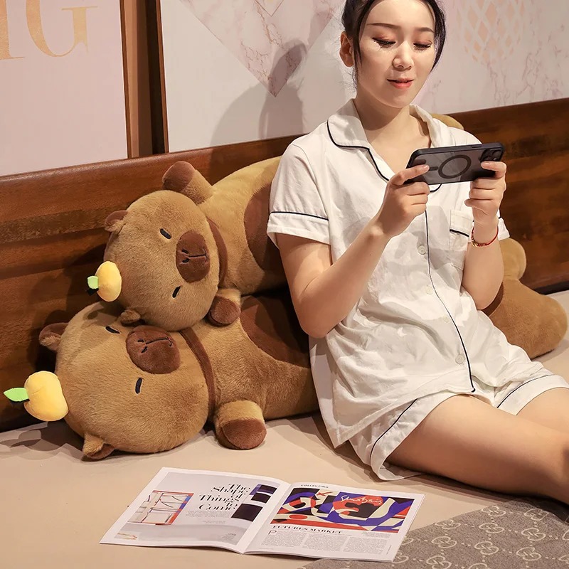 Thú nhồi bông capybara đứng đội quả cam đáng yêu - Size từ 70cm đến 1m1 - Quà tặng gấu bông chuột lang dáng dài êm mịn