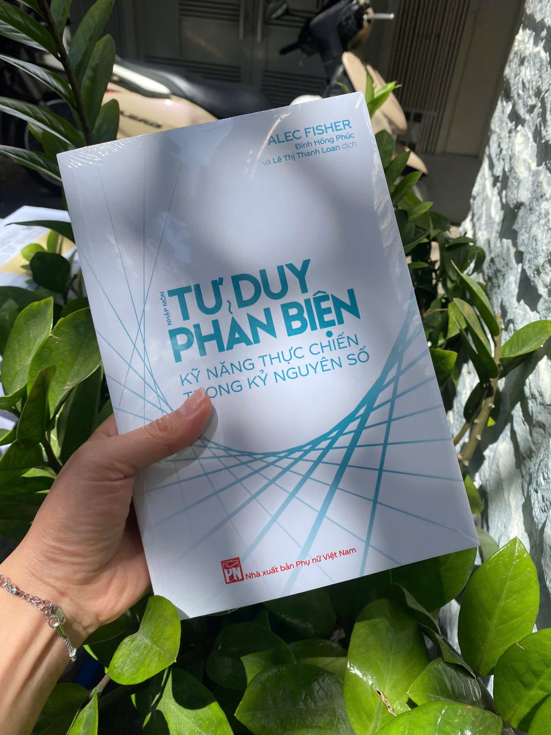 Sách - Tư Duy Phản Biện - Kỹ Năng Thực Chiến Trong Kỷ Nguyên Số (PN)