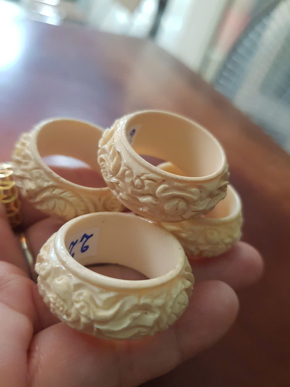 Nhẫn Nam Giả Ngà hay Xương Mỹ Nghệ Chạm Rồng Nổi Lượn Bản tròn Ni 22mm Cao 13mm Dầy 5mm màu trắng Dành Cho Các Anh Nam đeo nhẫn ngón tay cái hay bất kỳ ngón tay nào ni lọt vừa tay là 22mm rẻ vẫn đẹp như thường ạ