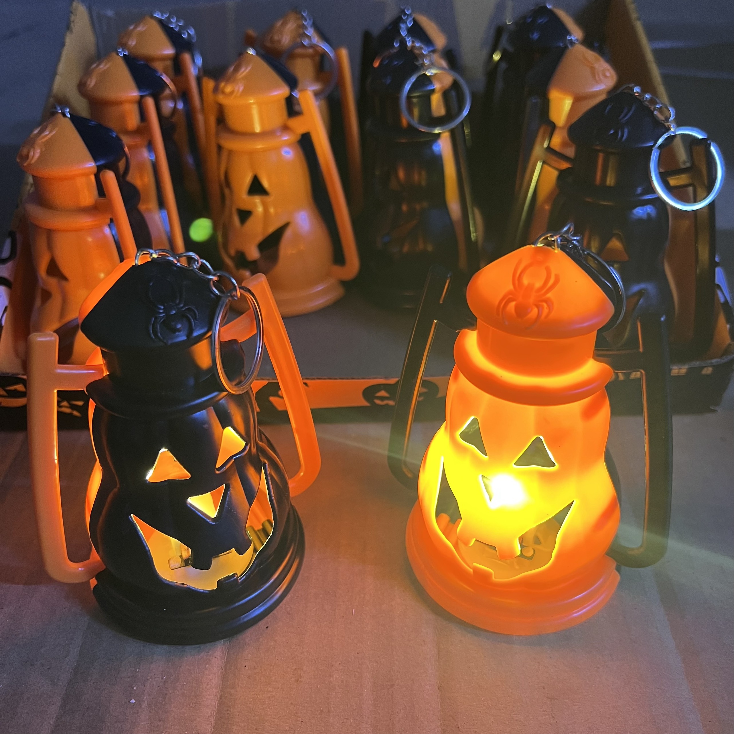 Đèn bão bí ngô màu cam đen có móc treo trang trí Halloween lắp sẵn pin cao 12cm