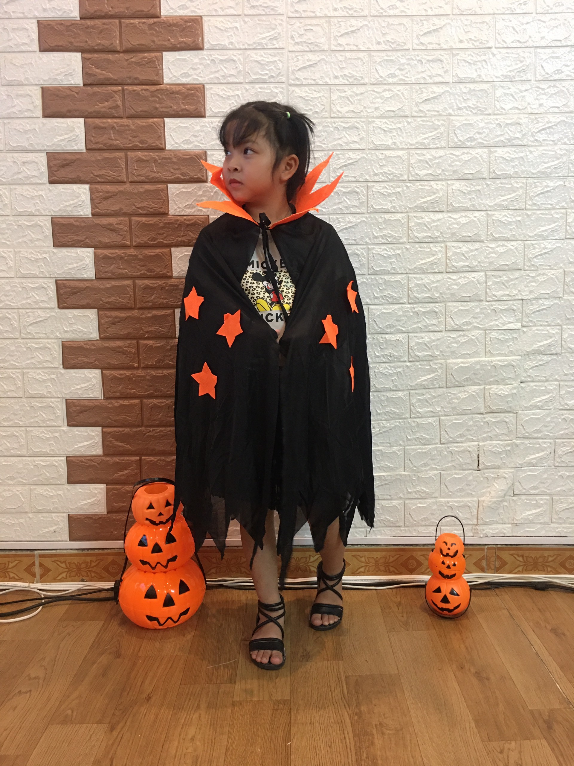 Áo choàng cổ vương miện hoá trang halloween ( mẫu ngẫu nhiên )