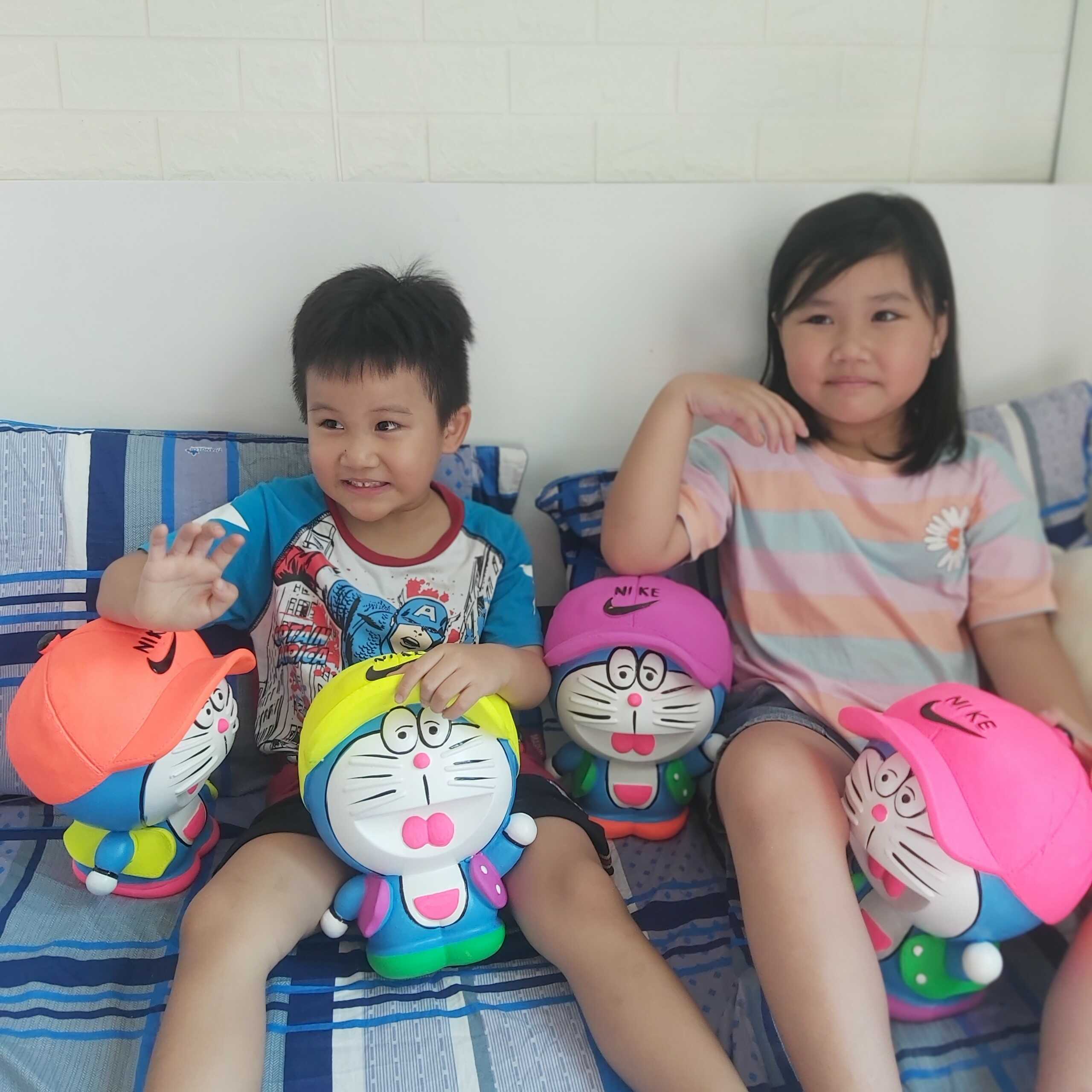 ống heo tiết kiệm tiền cỡ lớn mẫu DORAEMON Đội Nón cực HOT – heo đất làm quà tặng sinh nhật (màu ngẫu nhiên)