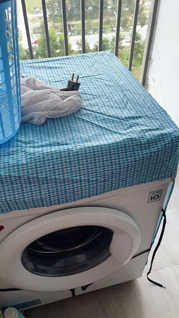Áo bao máy giặt cửa ngang (trước) cho máy từ 11- 15 kg ,vải dù siêu bền tiện lợi , chống thấm nước , bảo vệ máy giặt dưới mọi thời tiết giao màu ngẫu nhiên
