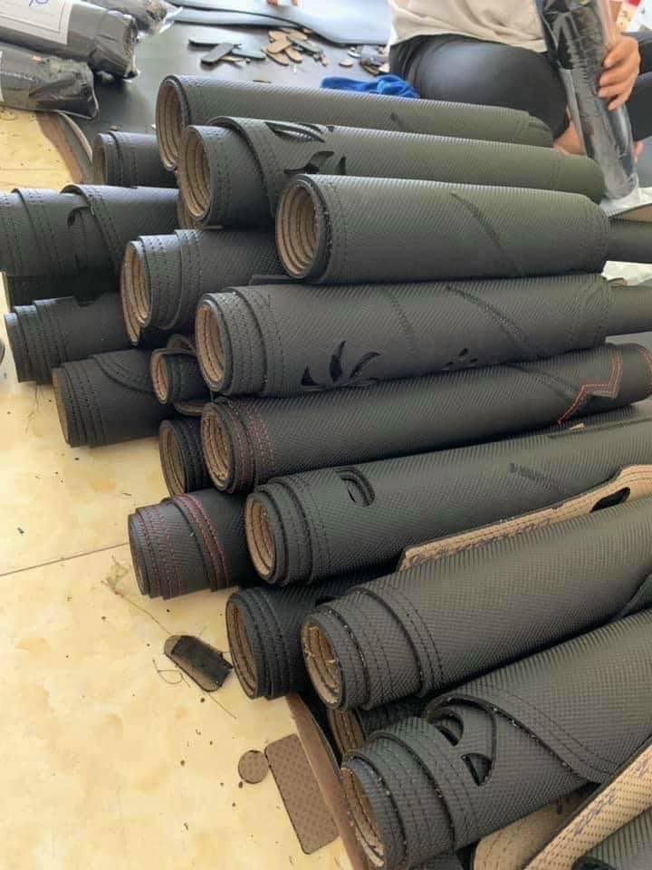 Thảm Taplo vân da cacbon cho nhiều dòng xe màu đen chỉ đỏ