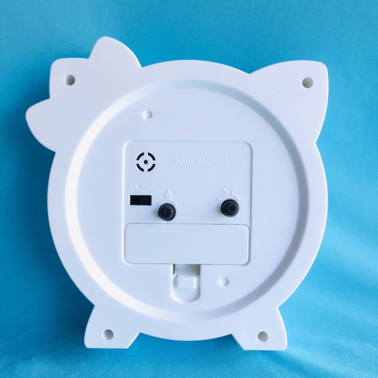 Đồng hồ báo thức để bàn mèo nơ Kitty HX3162 ( trắng) - màu ngẫu nhiên