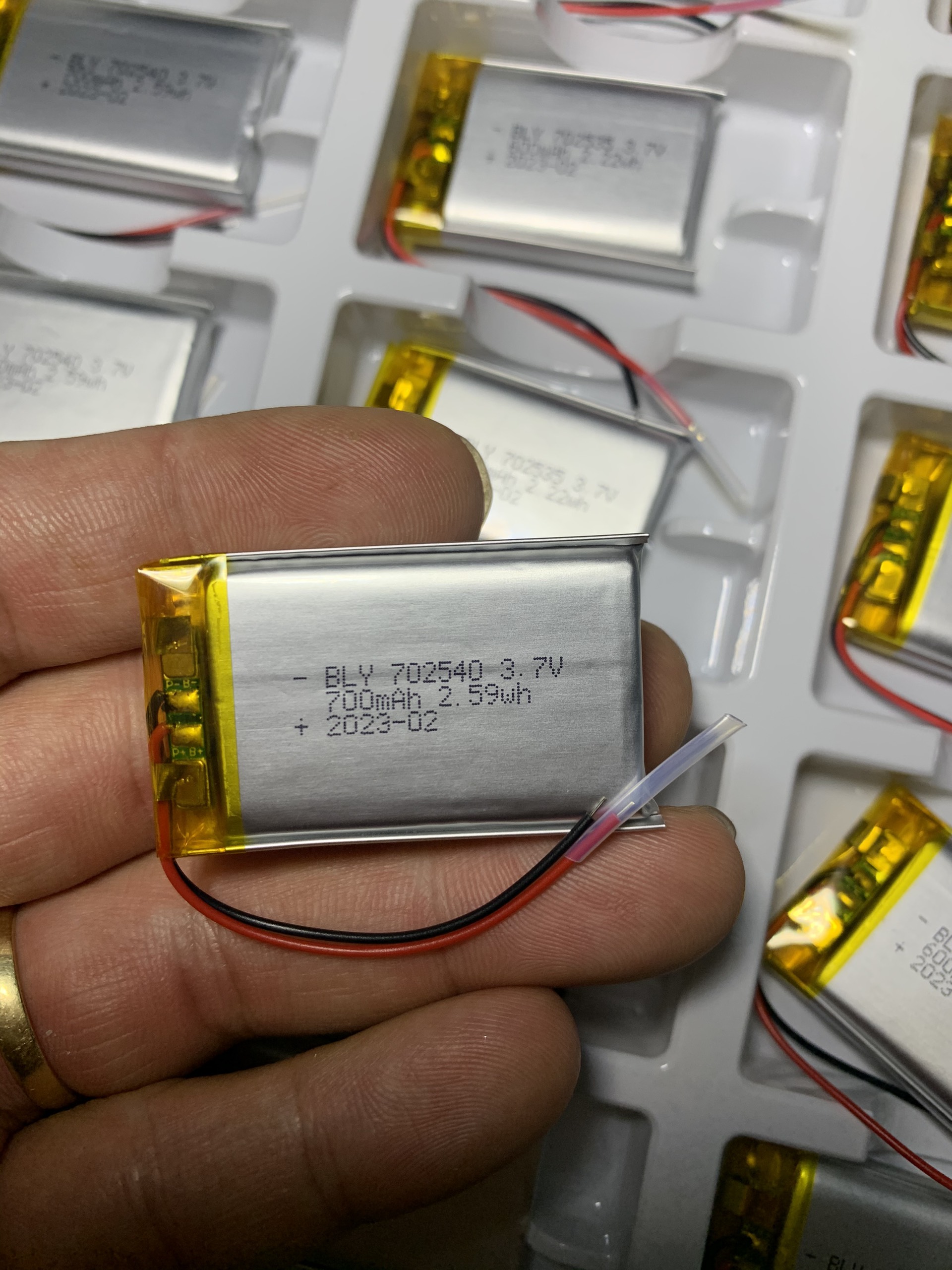 Pin Sạc Lithium Polymer 3.7V 700mah 702540 Cho tai nghe,loa Mp3 MP4 MP5 GPS PSP Bluetooth