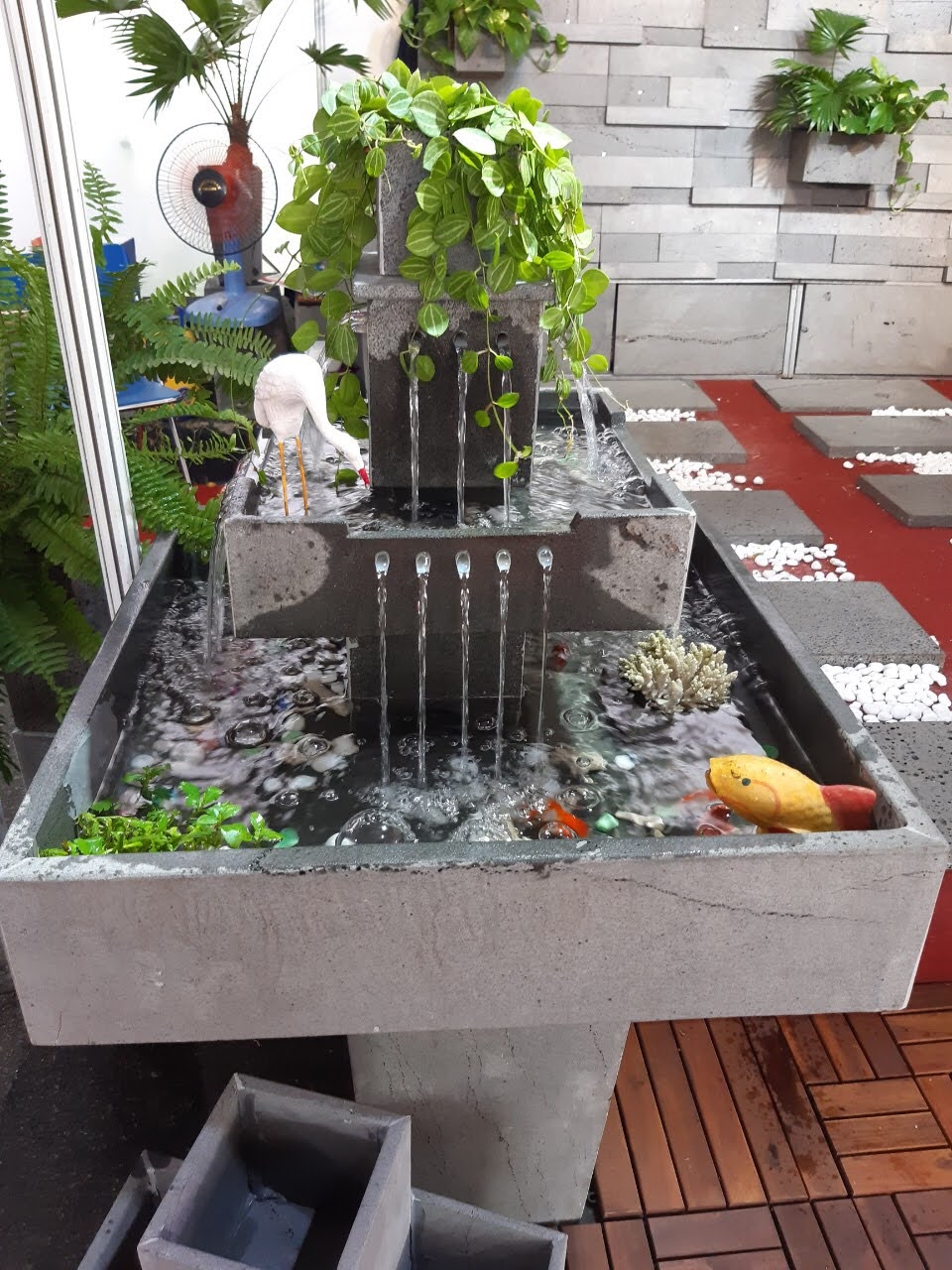 Hồ cá, bể nuôi cá thác nước chất liệu đá ong xám tự nhiên lắp lan can ban công nhà phố đẹp
