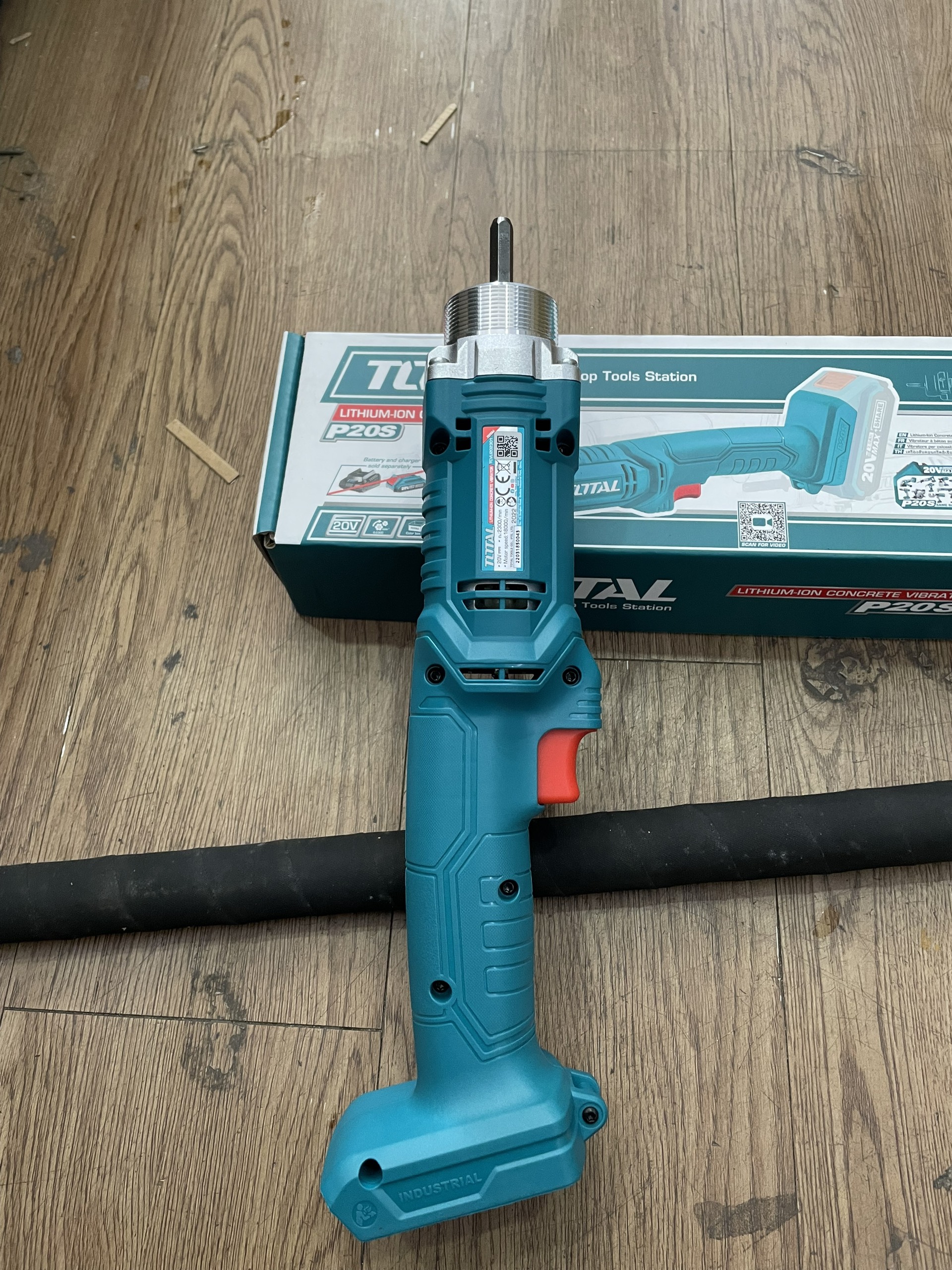 Máy đầm bê tông dùng pin Lithium-ion 20V total TCVLI202301