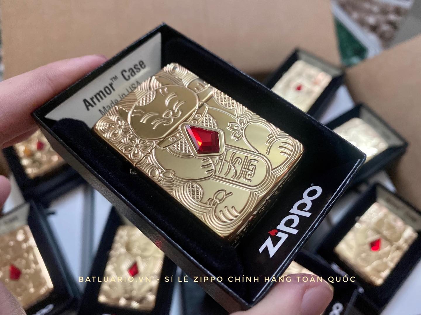 Bật Lửa Zippo 49802 – Zippo Lucky Cat Design Emblem Attached Armor High Polish Brass