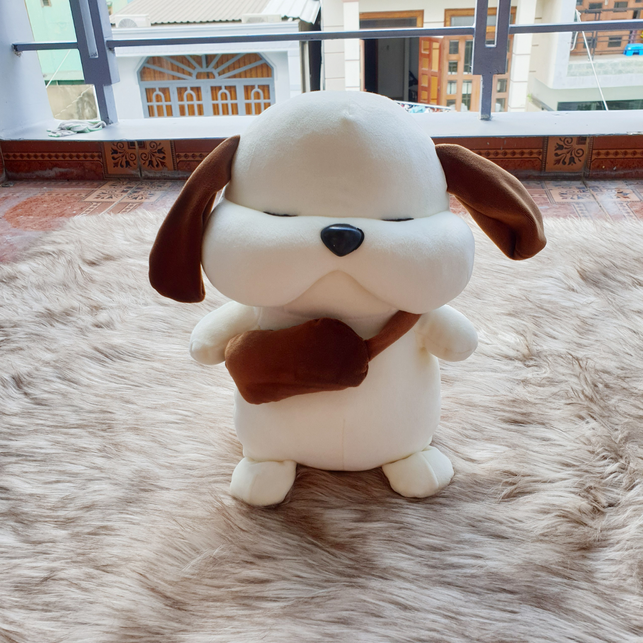 Chó Puppy mặt xệ đeo cặp màu kem size 33cm