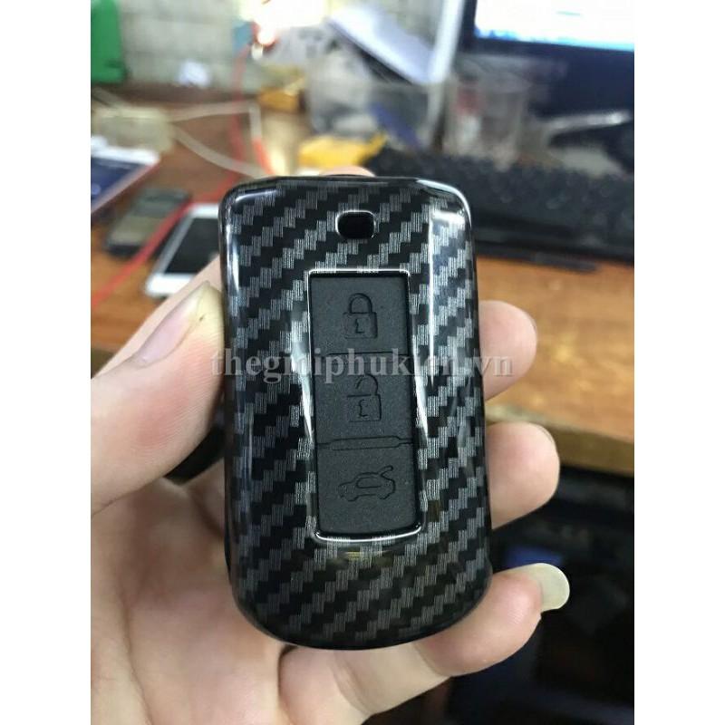 Ốp nhựa Carbon, bọc bảo vệ chìa khóa xe Mitsubishi Outlander, Xpander kèm móc đeo INOX
